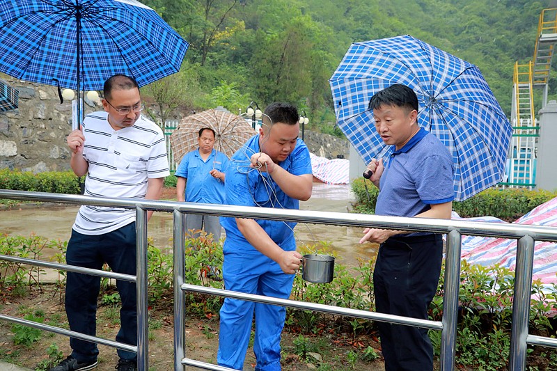熊良虎在镇安污水处置惩罚厂调研时指出：以守护人民群众喝上清洁的水、定心的水为起点，助力打好碧水守卫战