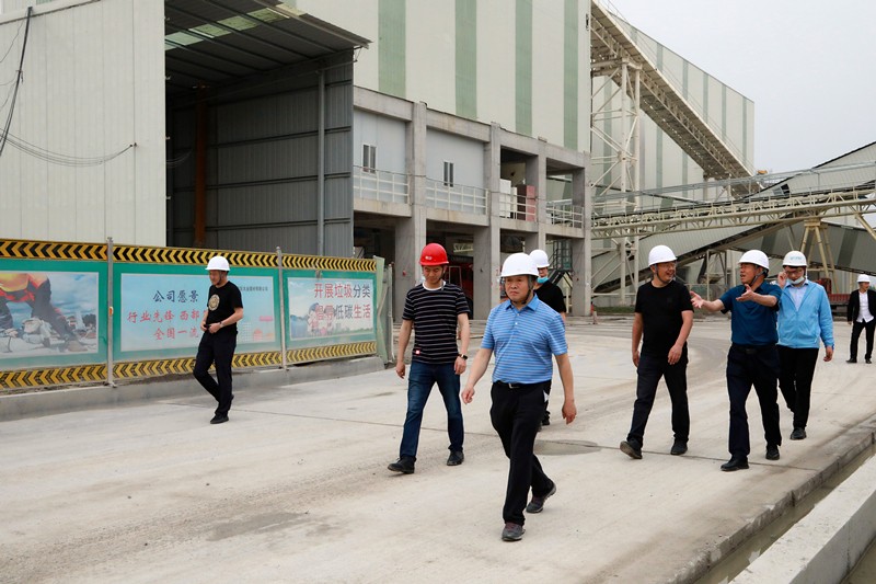 熊良虎在重庆市中科大业集团考察时强调：坚持生态优先战略，念好生态经、走好扶贫路