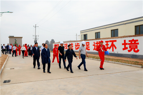 任你博集团复工复产促增添项目观摩聚会与会职员走进绿色能源公司油气公司水情形公司陕北片区项目