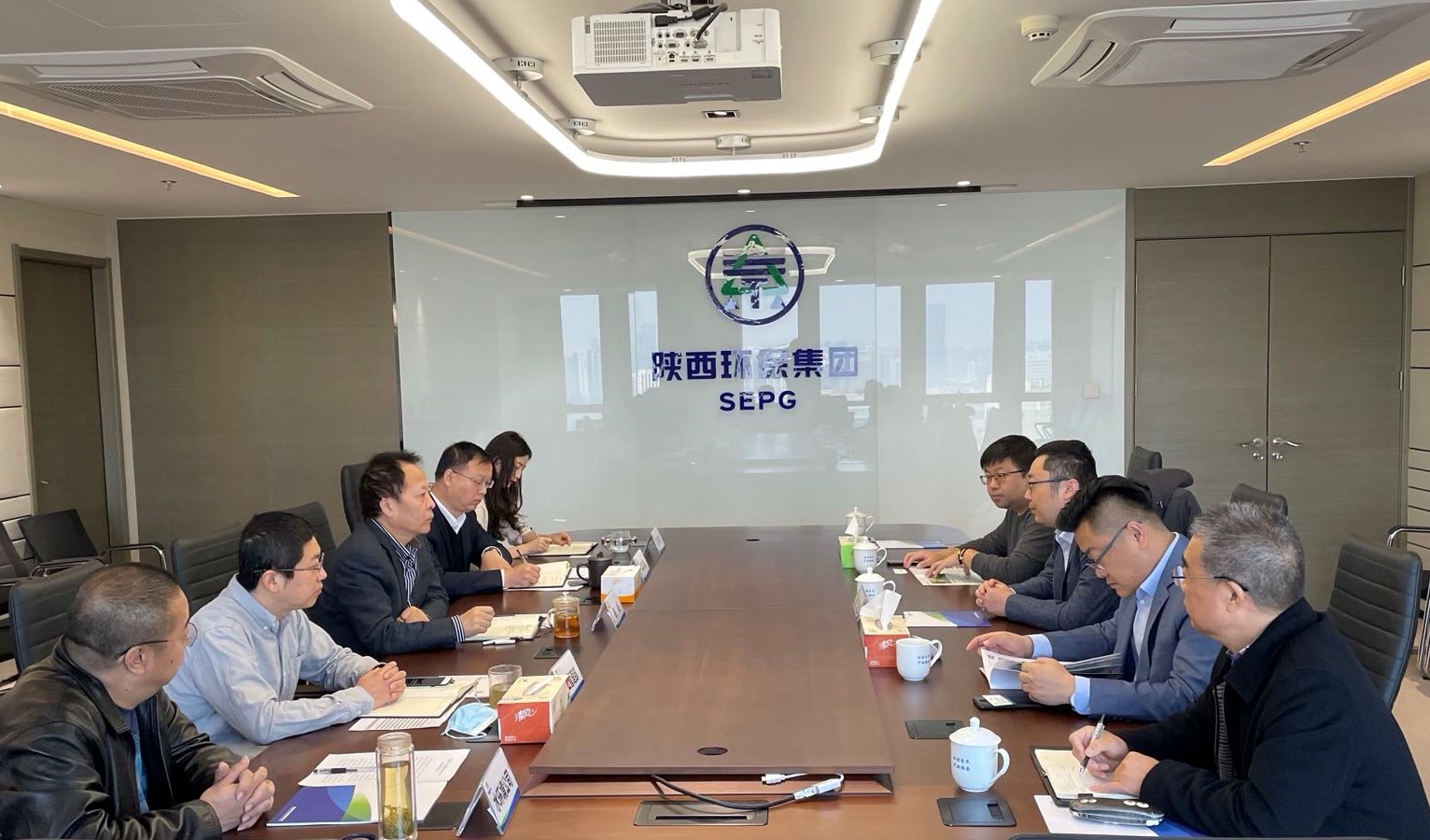 任你博集团与南方创业科技公司交流座谈照片.jpg