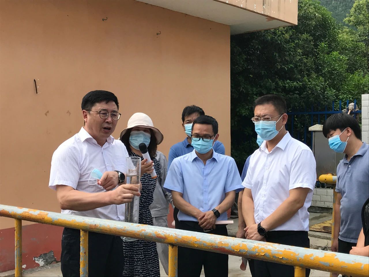 丹凤县政协主席周建政一行到丹凤县污水处置惩罚厂开展县域生态情形；ぷㄌ獾餮