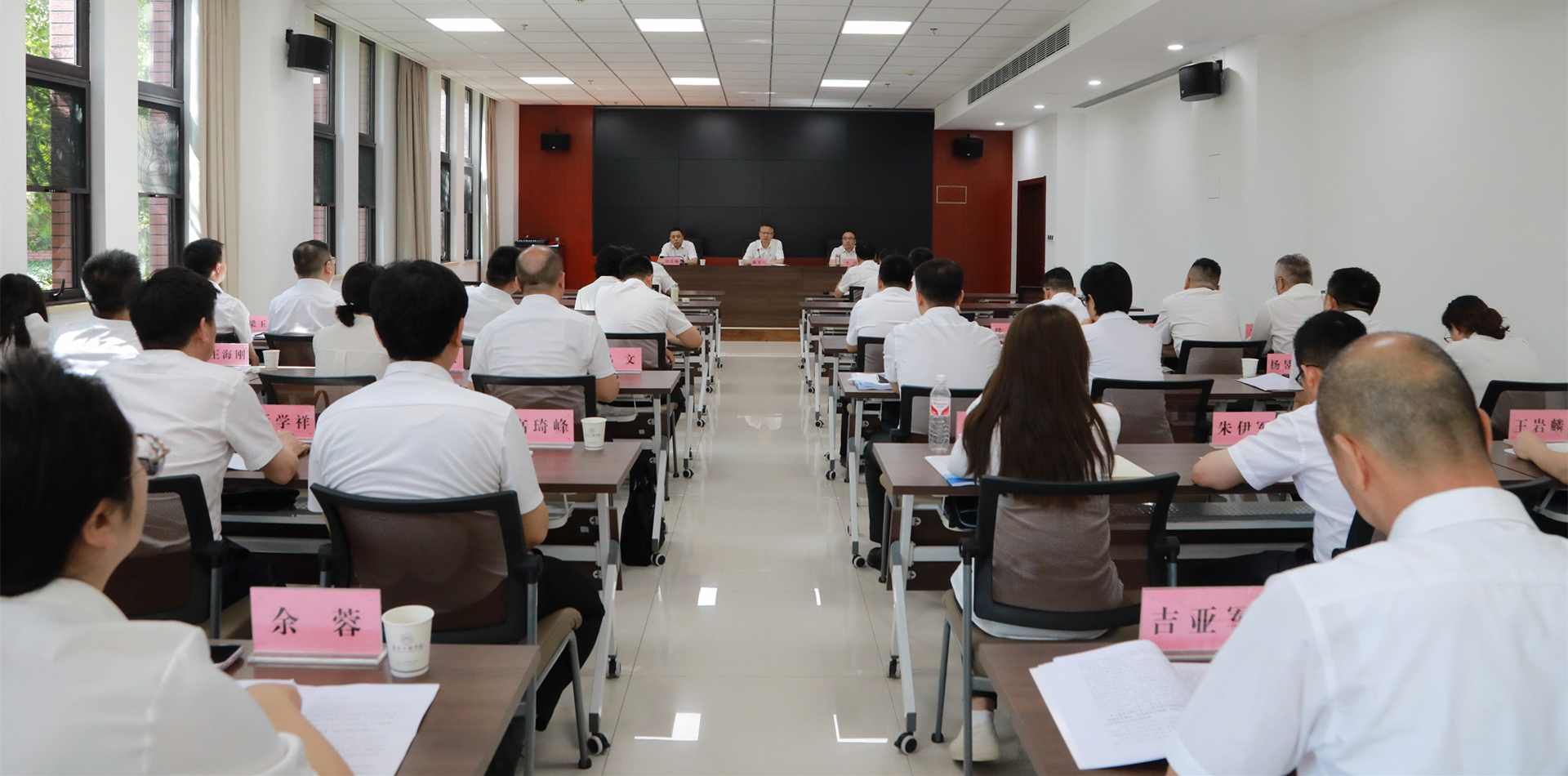任你博集团党委召开深入贯彻中央八项划定精神学习教育集中整治事情推进会